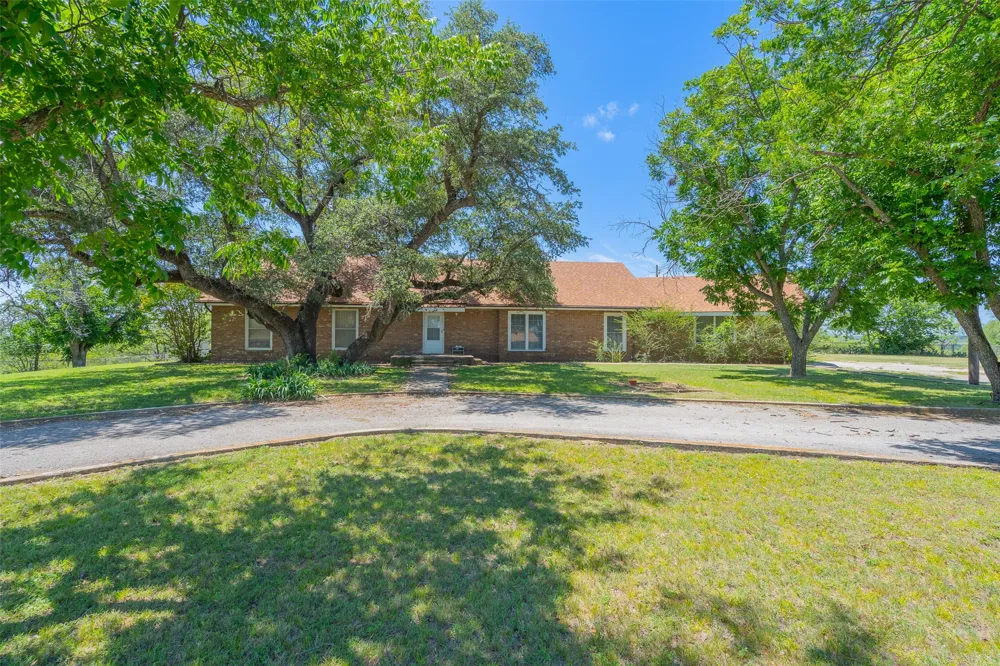 908 W Barnes Avenue Comanche, TX 76442