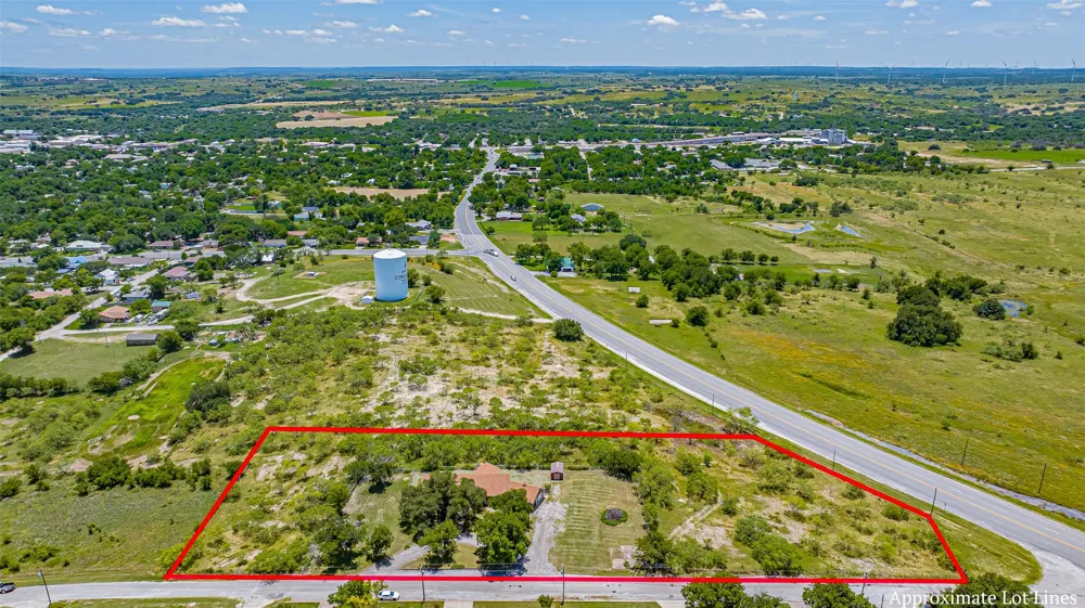 908 W Barnes Avenue Comanche, TX 76442