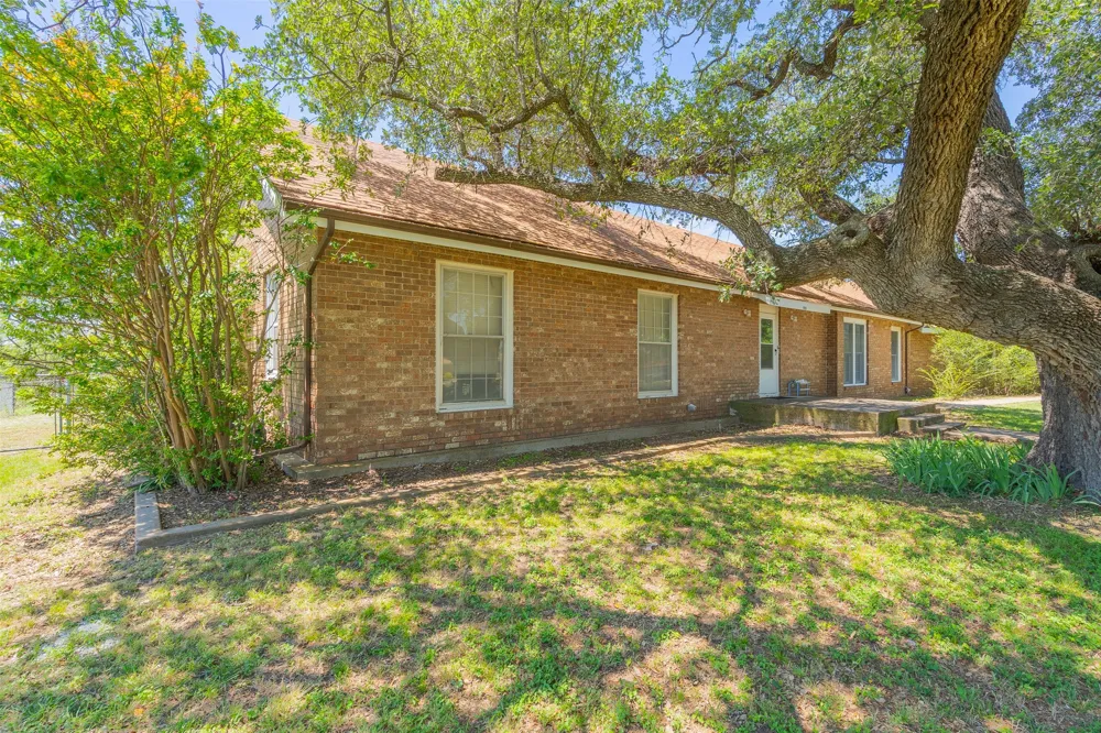 908 W Barnes Avenue Comanche, TX 76442
