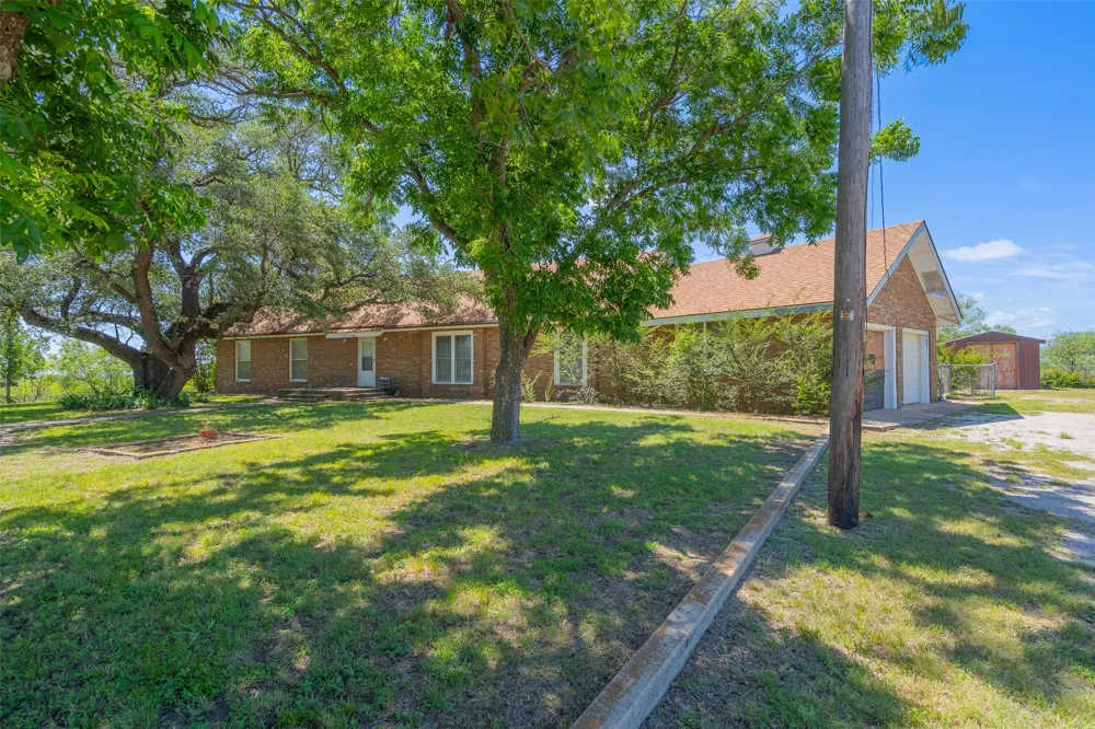 908 W Barnes Avenue Comanche, TX 76442