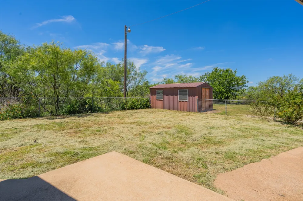 908 W Barnes Avenue Comanche, TX 76442