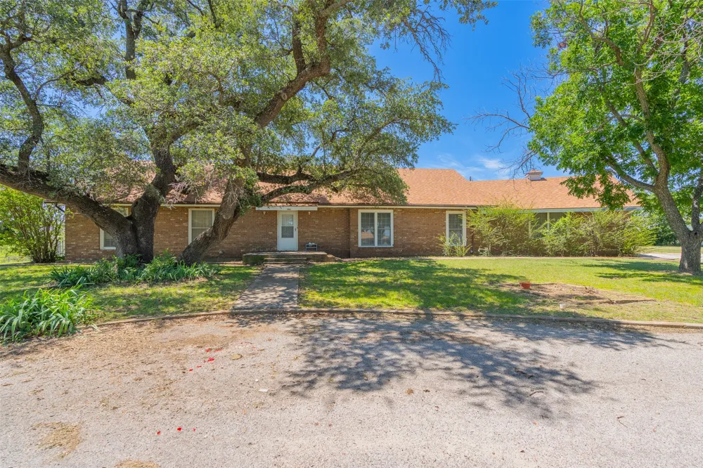 908 W Barnes Avenue Comanche, TX 76442