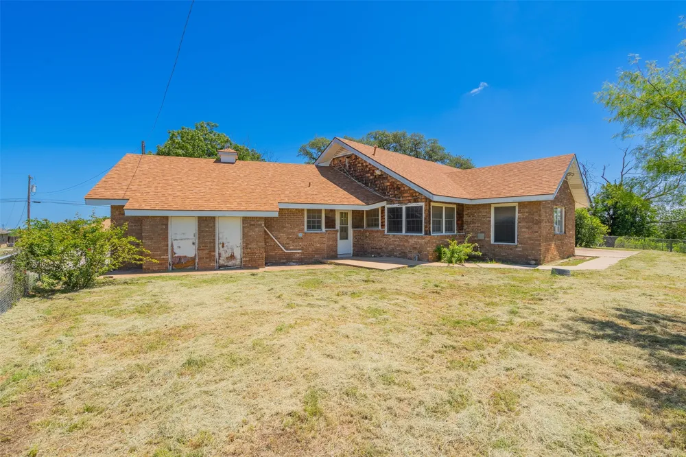 908 W Barnes Avenue Comanche, TX 76442