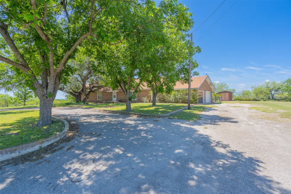 908 W Barnes Avenue Comanche, TX 76442