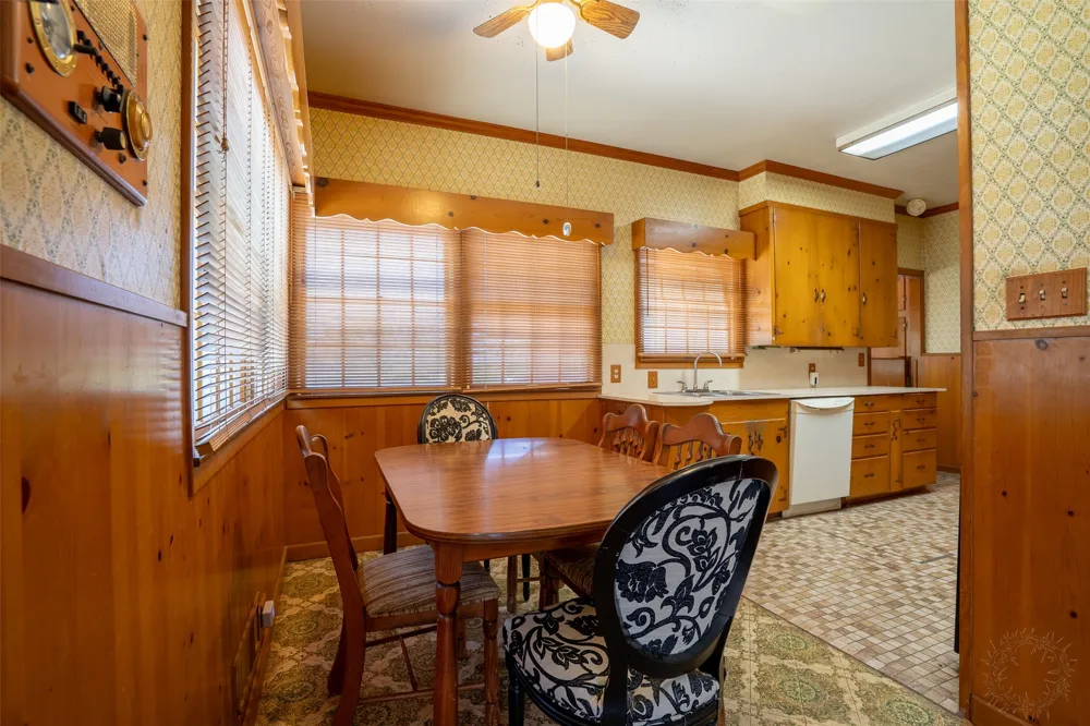 908 W Barnes Avenue Comanche, TX 76442