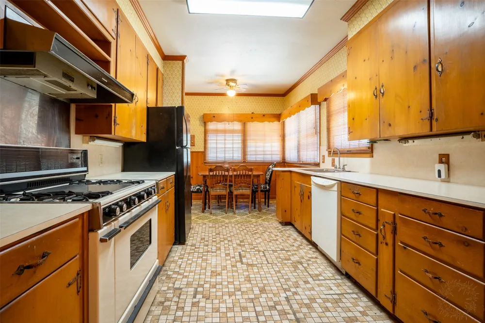 908 W Barnes Avenue Comanche, TX 76442
