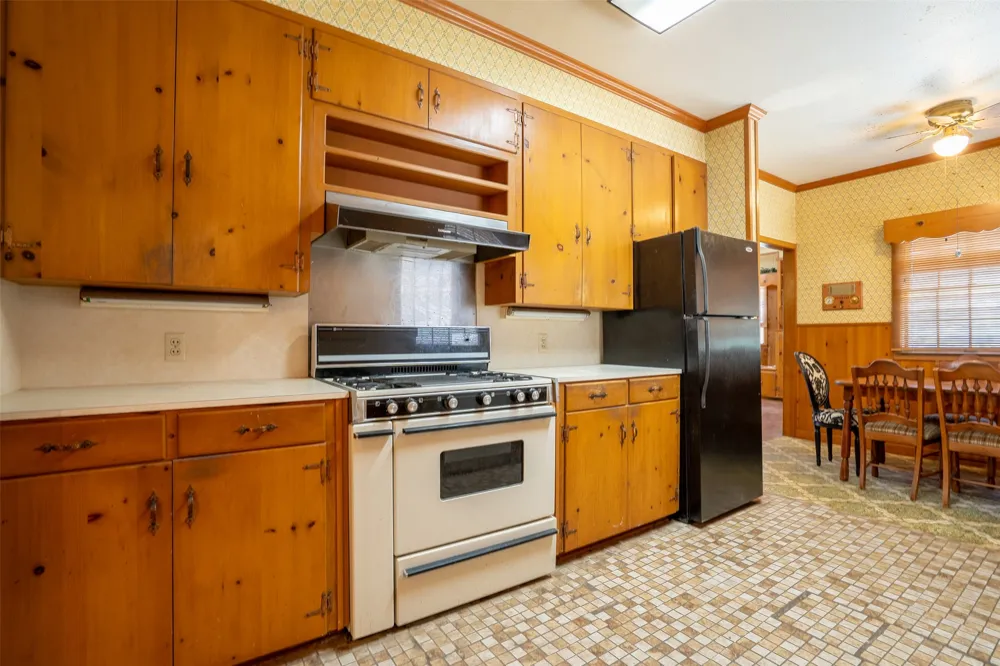 908 W Barnes Avenue Comanche, TX 76442