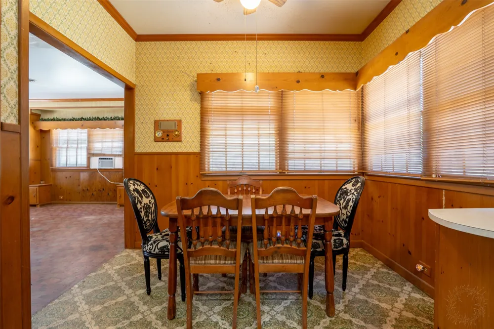 908 W Barnes Avenue Comanche, TX 76442