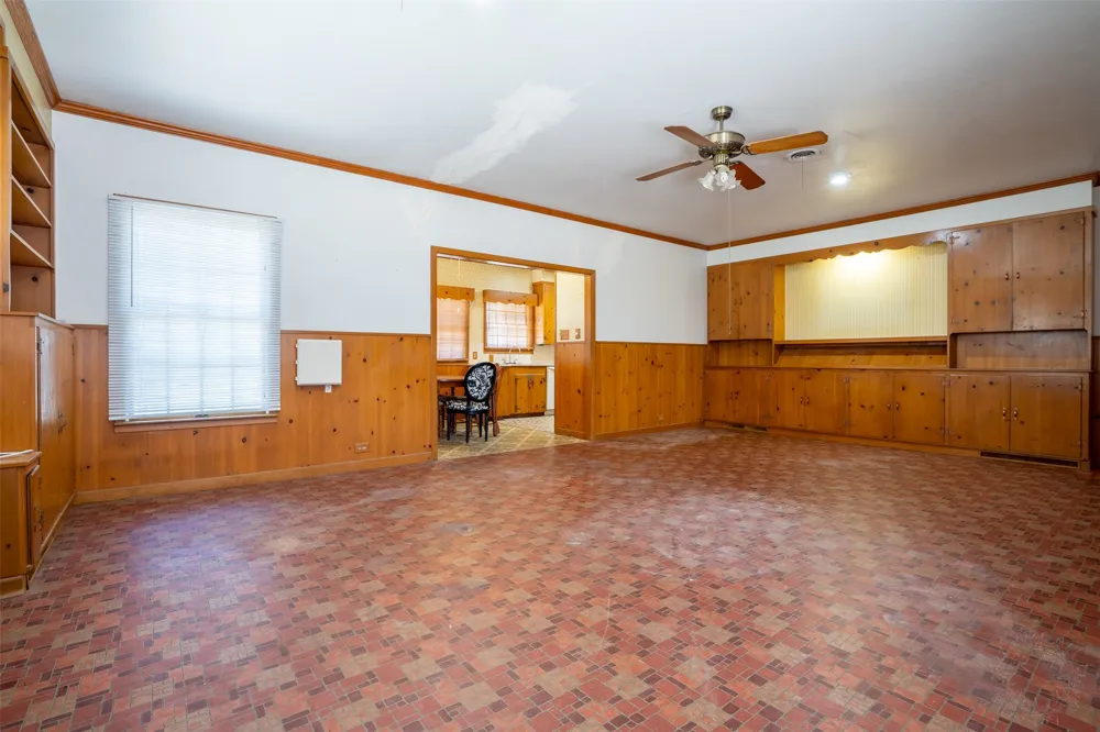 908 W Barnes Avenue Comanche, TX 76442