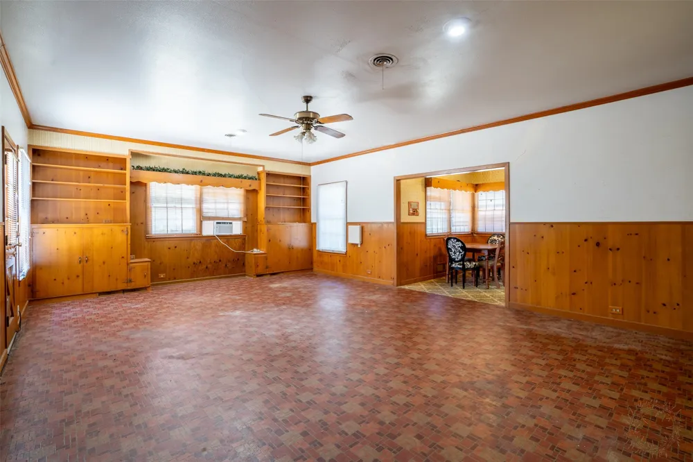 908 W Barnes Avenue Comanche, TX 76442