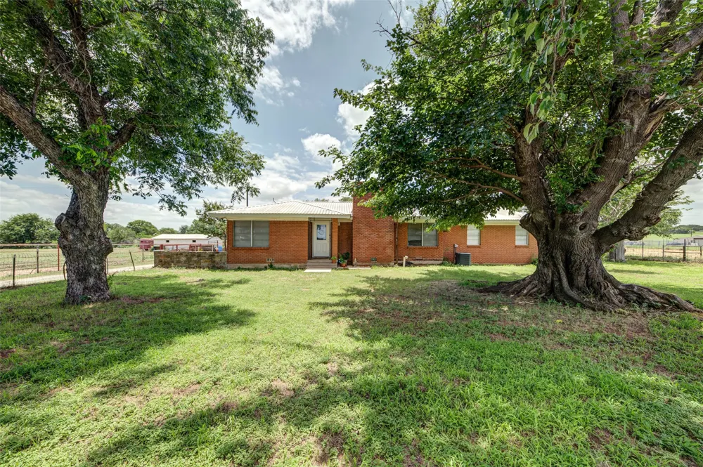 716 County Road 4757 Boyd, TX 76023