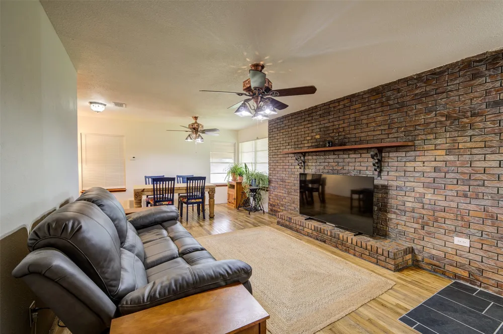 716 County Road 4757 Boyd, TX 76023
