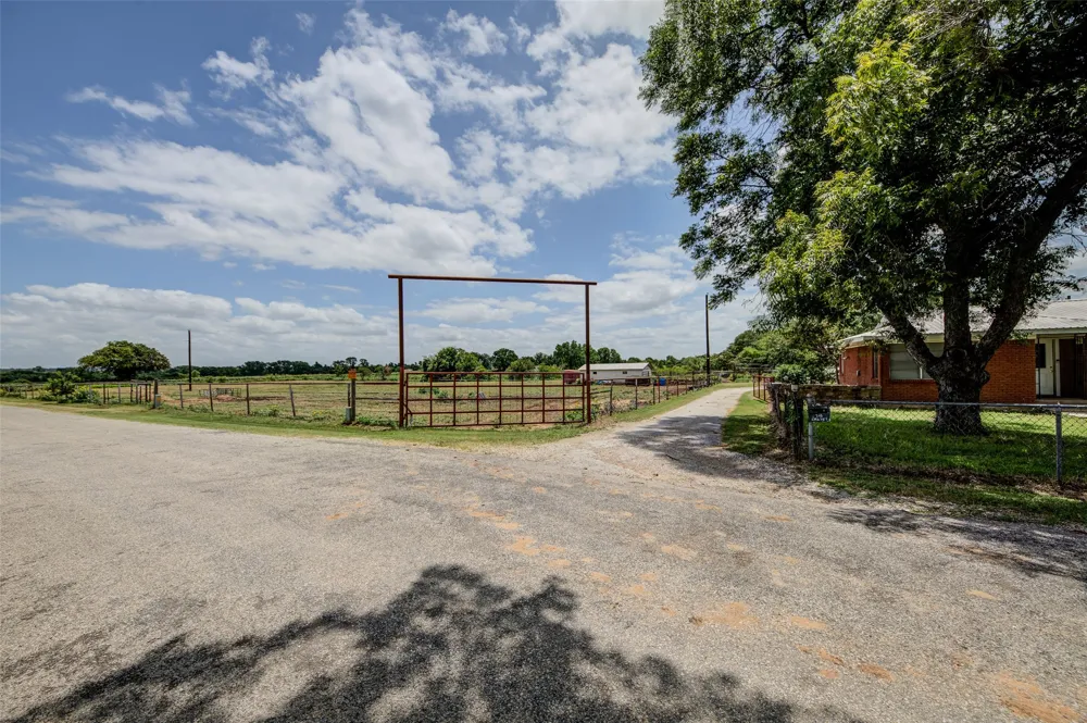 716 County Road 4757 Boyd, TX 76023