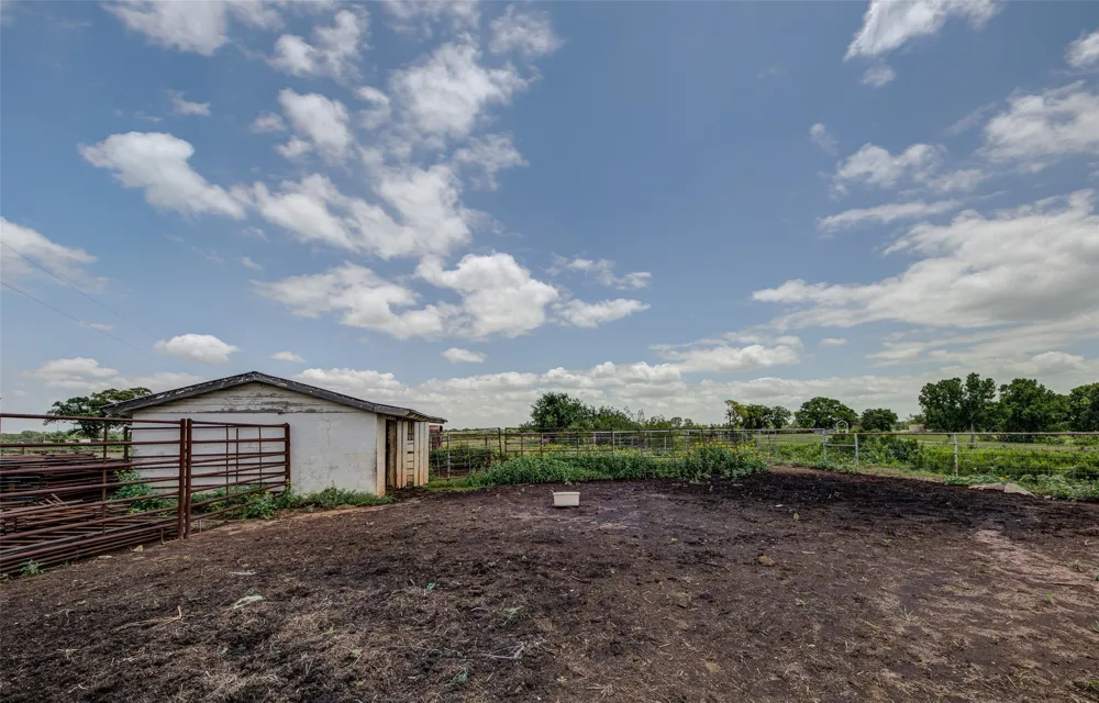 716 County Road 4757 Boyd, TX 76023
