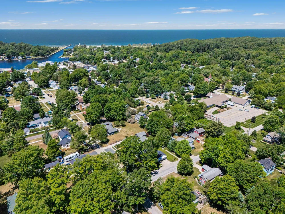 382 E 3rd Street Pentwater, MI 49449