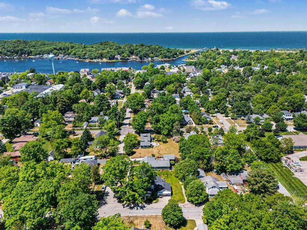 382 E 3rd Street Pentwater, MI 49449