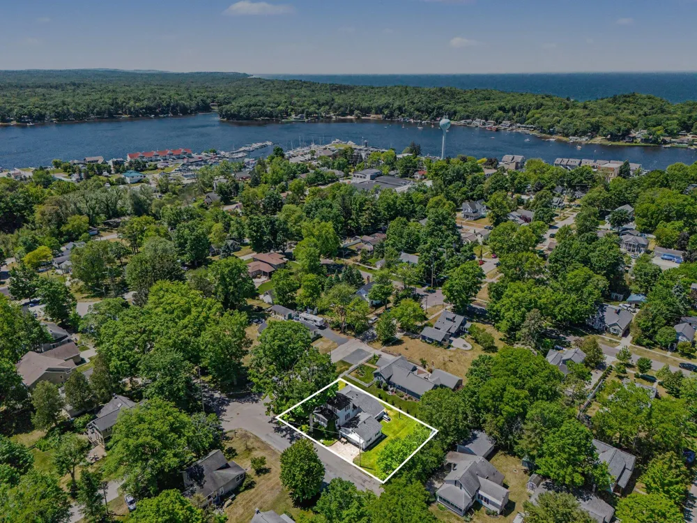 382 E 3rd Street Pentwater, MI 49449