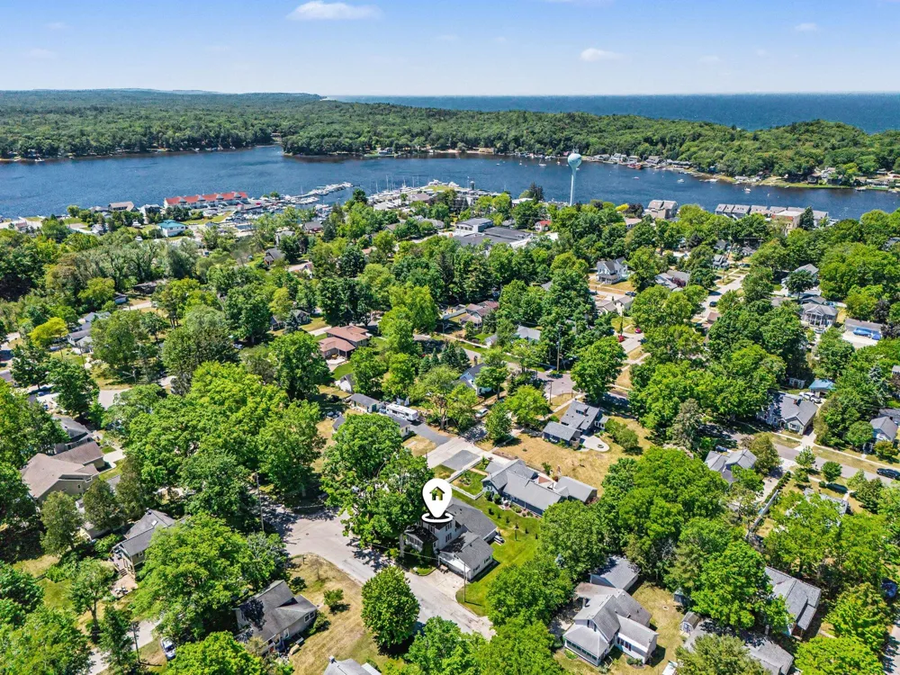 382 E 3rd Street Pentwater, MI 49449