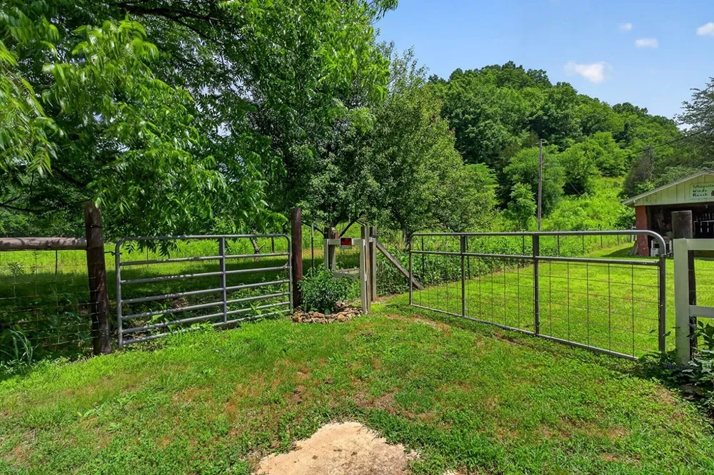 747 Hunting Creek Rd Whitleyville, TN 38588