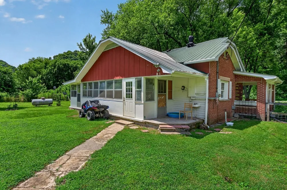 747 Hunting Creek Rd Whitleyville, TN 38588