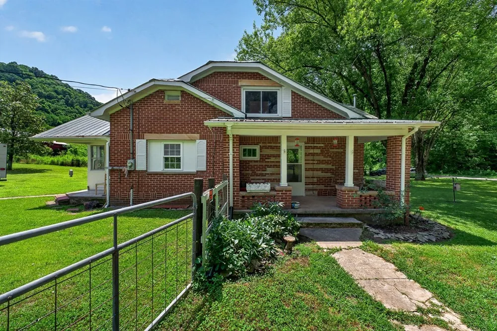 747 Hunting Creek Rd Whitleyville, TN 38588