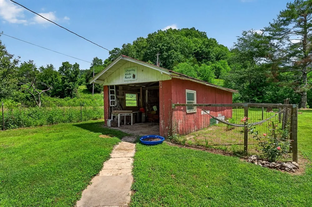 747 Hunting Creek Rd Whitleyville, TN 38588