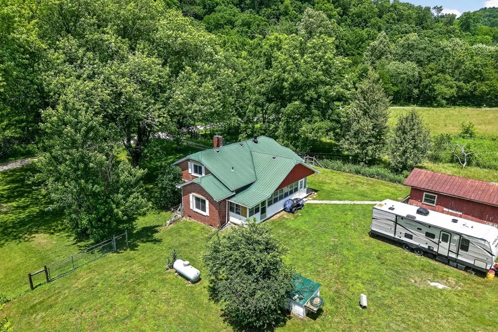 747 Hunting Creek Rd Whitleyville, TN 38588