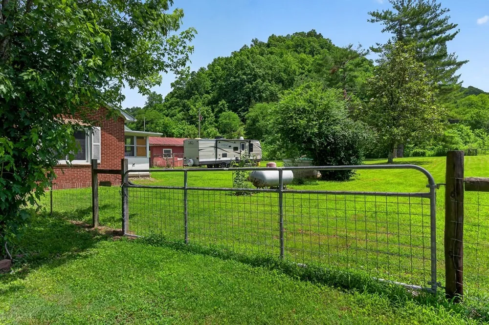 747 Hunting Creek Rd Whitleyville, TN 38588