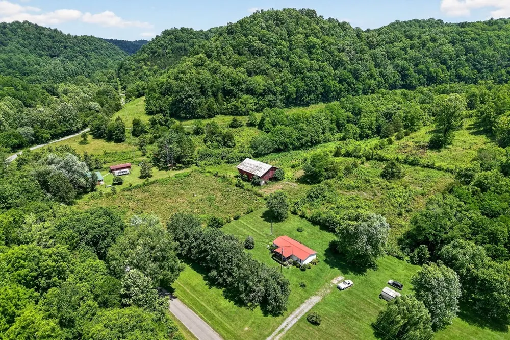 747 Hunting Creek Rd Whitleyville, TN 38588