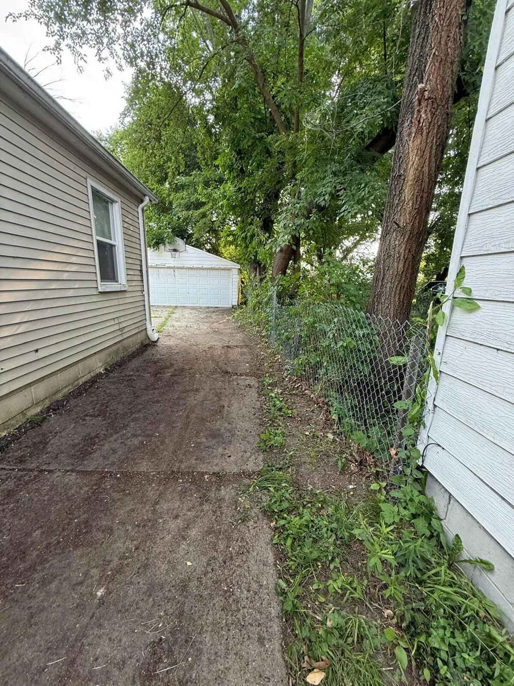 16191 Salem Detroit, MI 48219