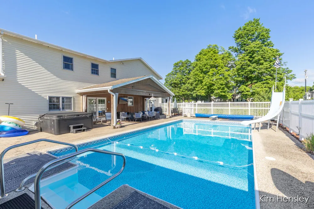 1594 Louva Court Belding, MI 48809