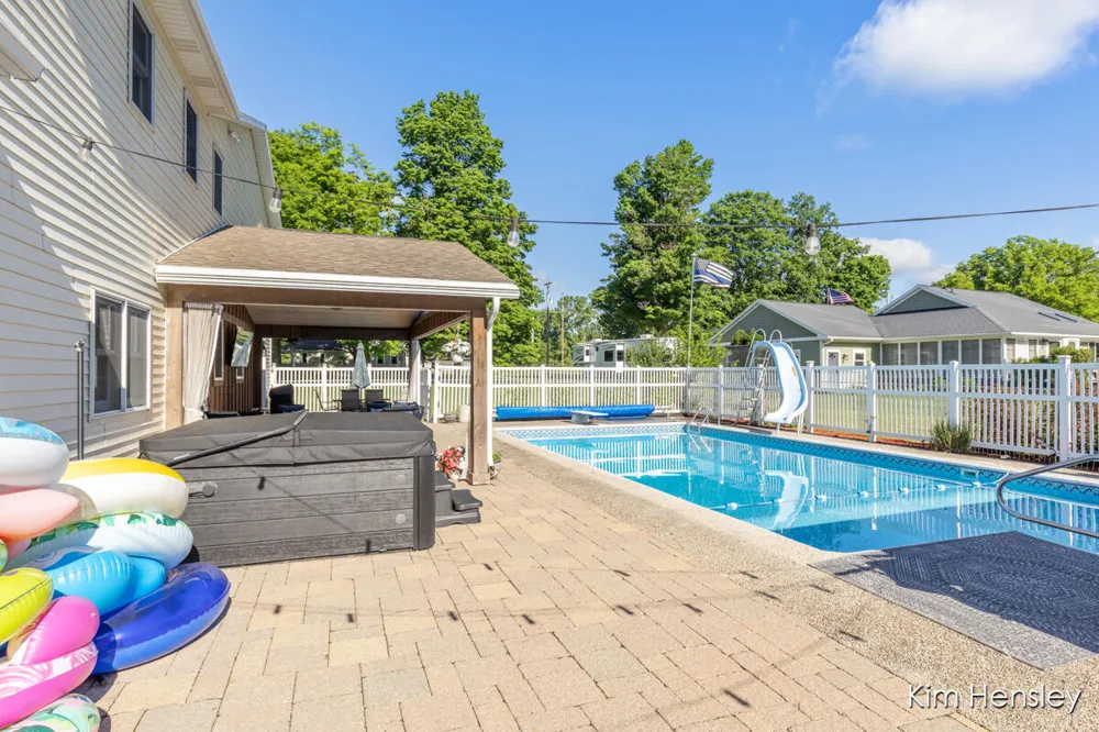 1594 Louva Court Belding, MI 48809
