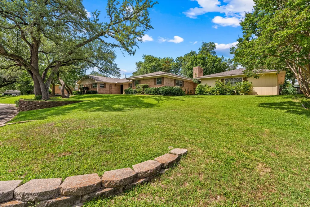 708 Topeka Drive Woodway, TX 76712
