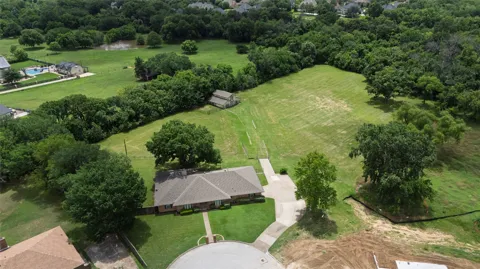 1215 Oakwood Trail