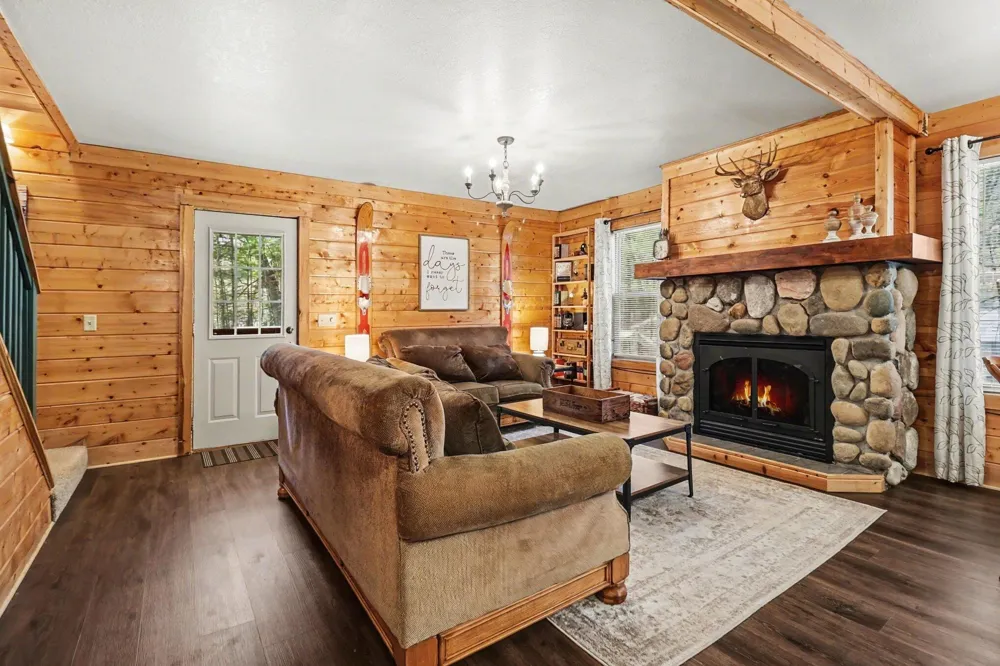 5526 W Longbridge Road Pentwater, MI 49449
