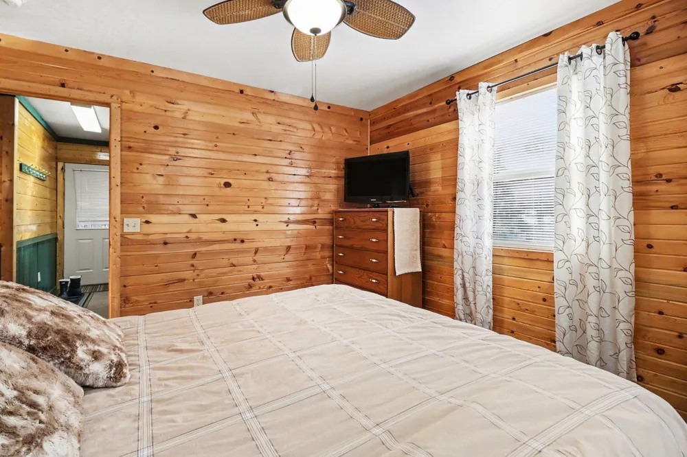5526 W Longbridge Road Pentwater, MI 49449