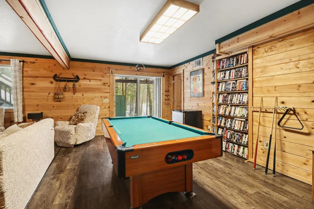 5526 W Longbridge Road Pentwater, MI 49449