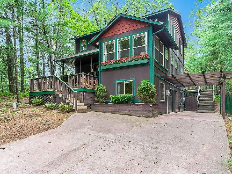 5526 W Longbridge Road Pentwater, MI 49449