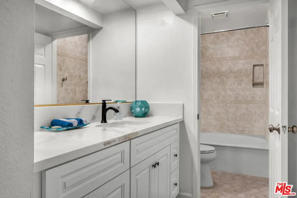 8600 Tuscany Avenue #202 Playa del Rey, CA 90293