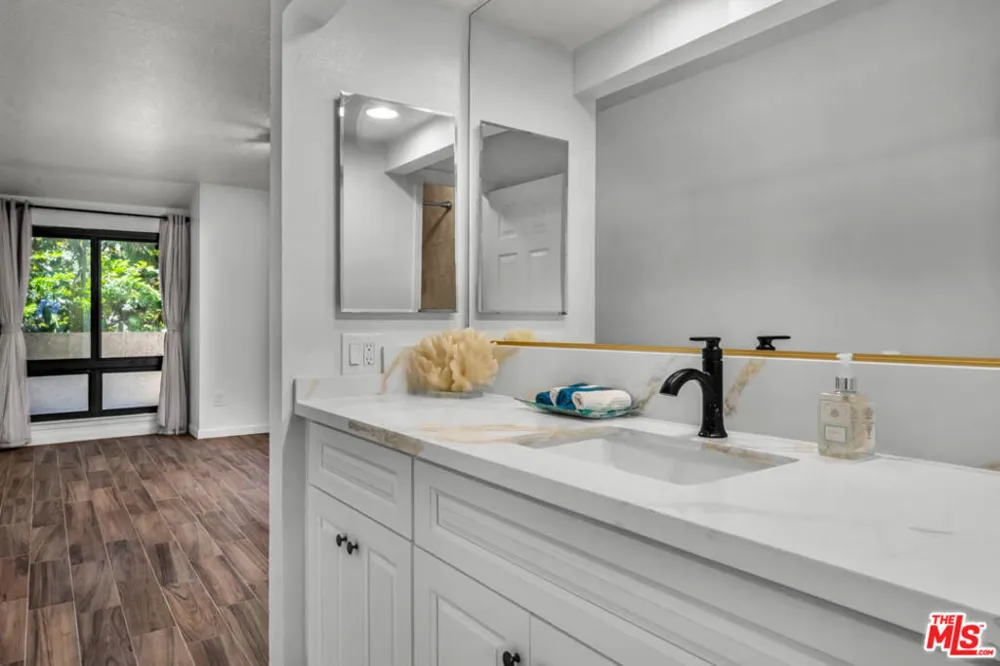 8600 Tuscany Avenue #202 Playa del Rey, CA 90293