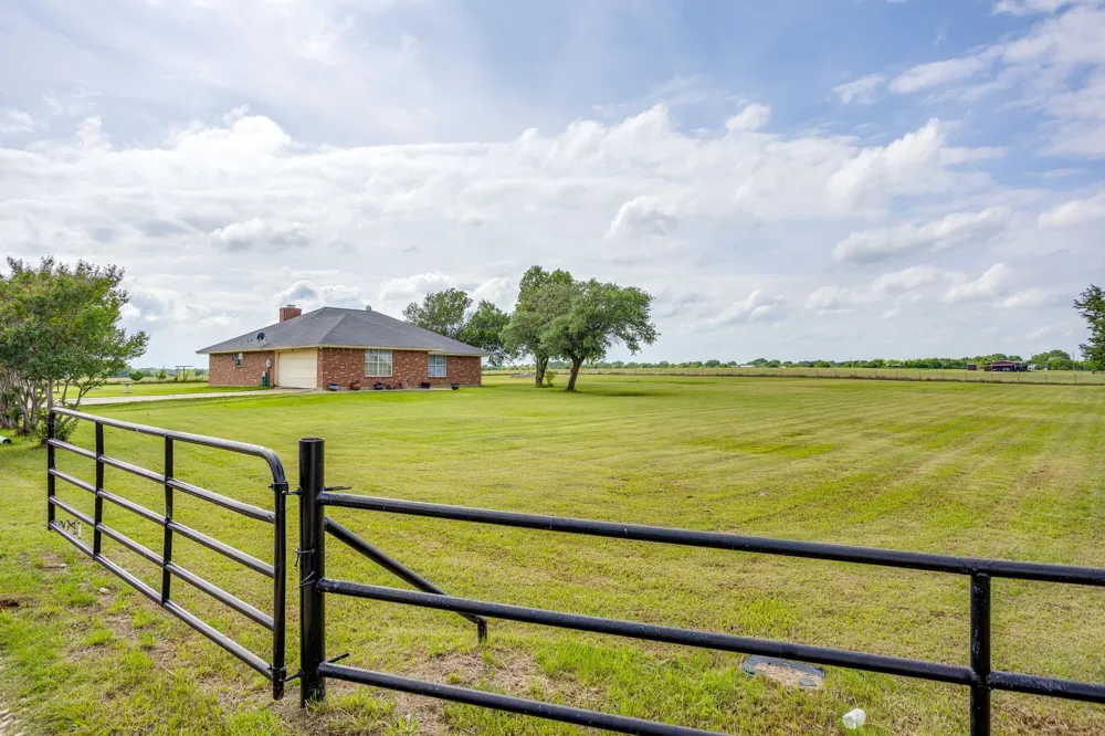 2516 County Road 415 Coyote Flats, TX 76031