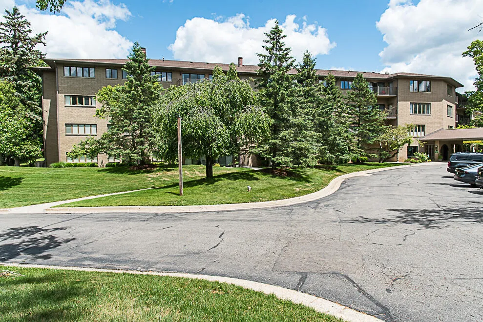 4040 Greenleaf Circle #408 Kalamazoo, MI 49008