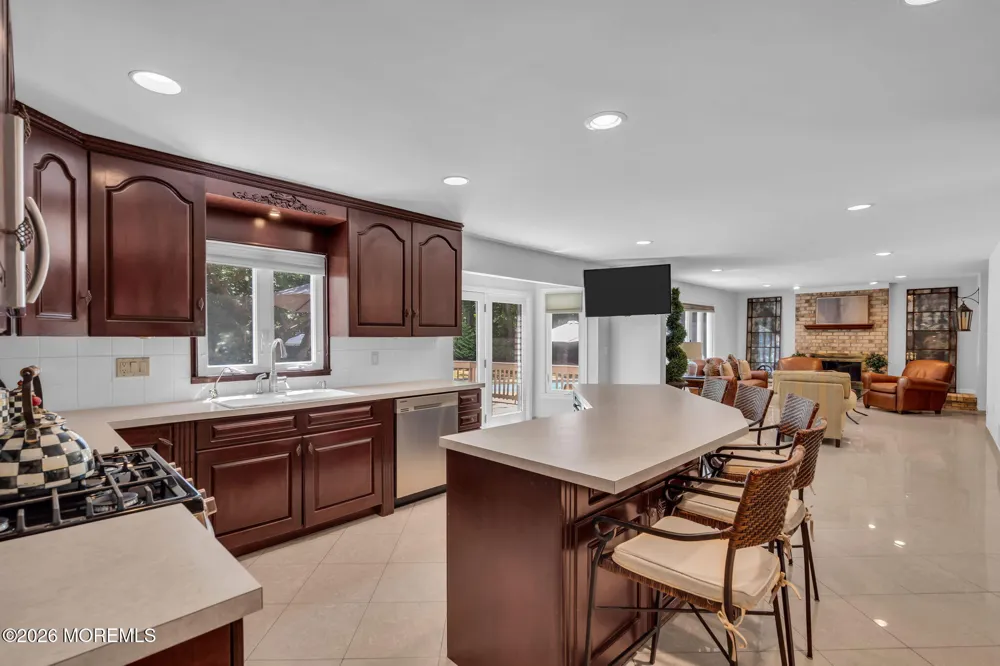 9 Woodcrest Terrace Manalapan, NJ 07726
