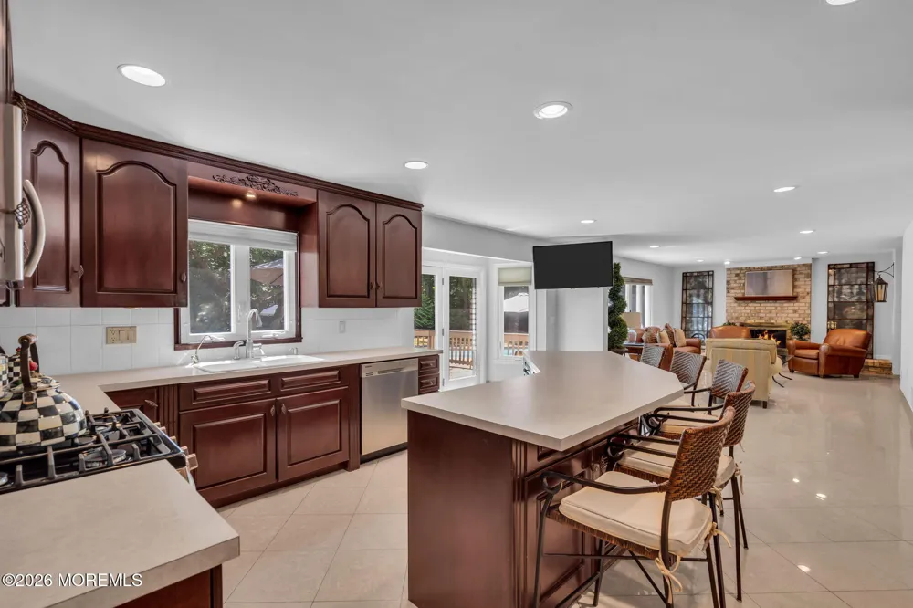 9 Woodcrest Terrace Manalapan, NJ 07726