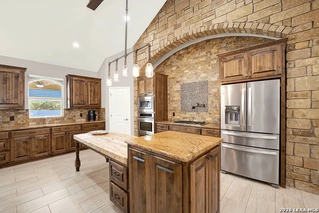 300 Rose Meadow Dr La Vernia, TX 78121