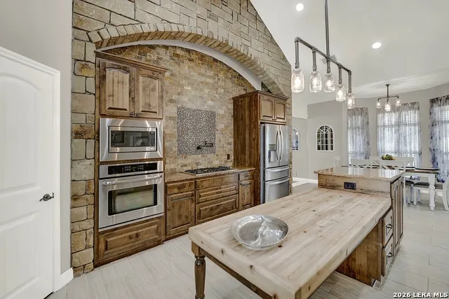 300 Rose Meadow Dr La Vernia, TX 78121