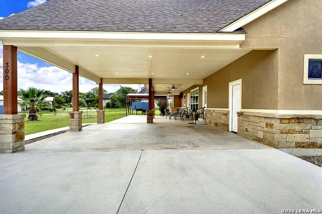 300 Rose Meadow Dr La Vernia, TX 78121