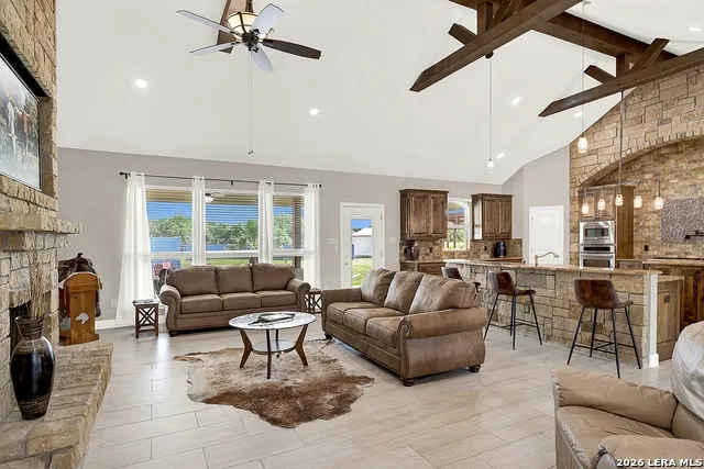 300 Rose Meadow Dr La Vernia, TX 78121