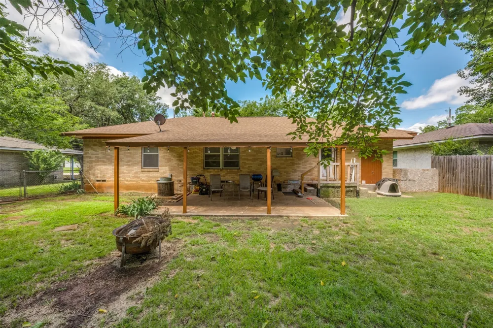 1306 Magnolia Street Gainesville, TX 76240