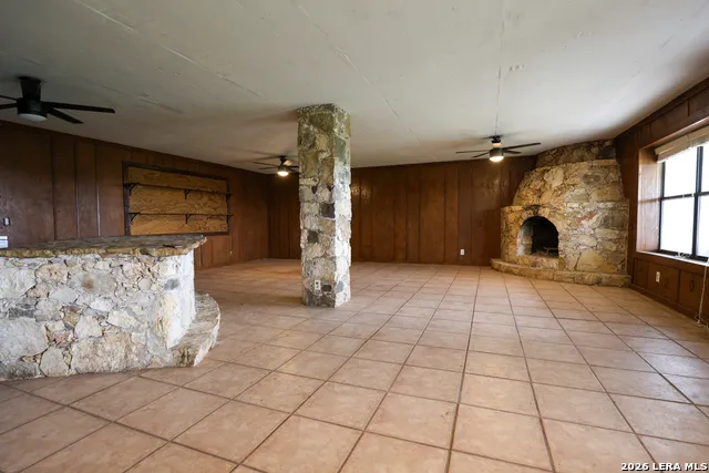 8711 County Road 1301 Moore, TX 78057